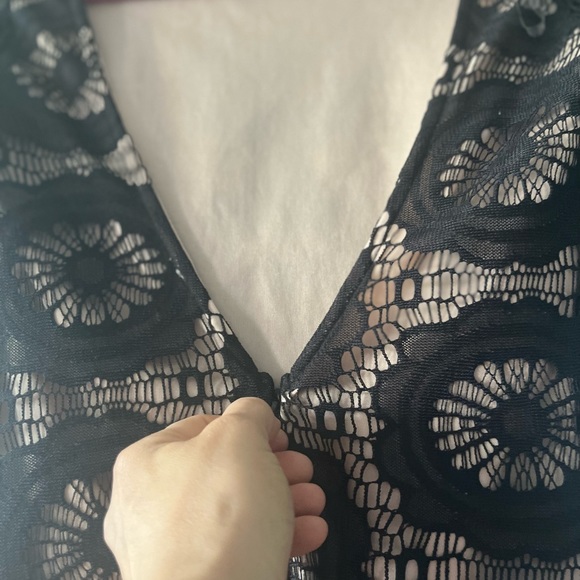 Sexy Tight fitted Black lace overlay dress with low back & cropped arm - Picture 5 of 6